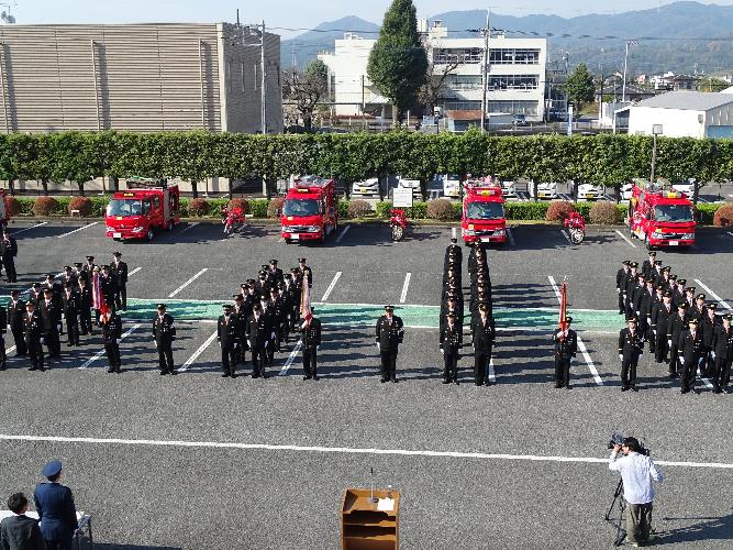 日高市消防団特別点検写真（団員整列）
