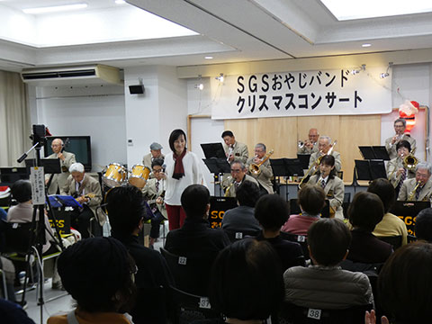 演奏を聴く多くの参加者