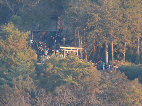 日和田山ニの鳥居で初日の出を見ている人々