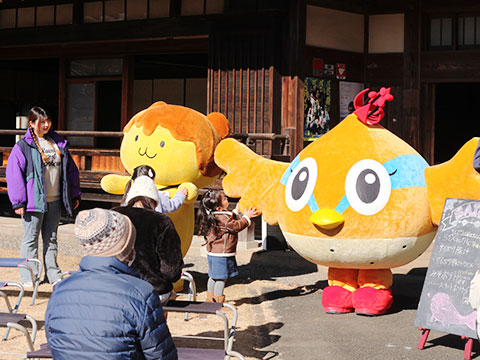 高麗郷古民家でくりっぴーやポテくまと触れ合う子どもたち