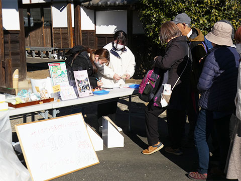 受け付けする埼玉女子短期大学生と並ぶ人々