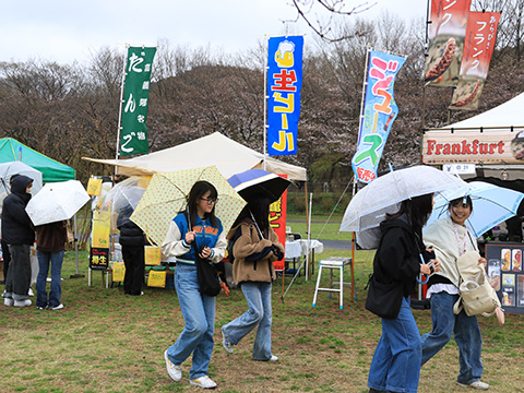 雨の中のまつりでも傘をさして笑顔でめぐる子どもたち