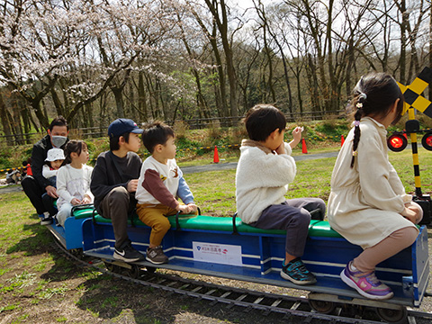 ミニSLに乗っている子どもたち