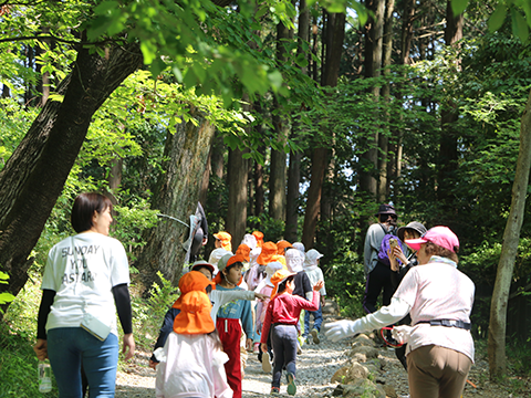 日和田山を楽しそうに登る子どもたち