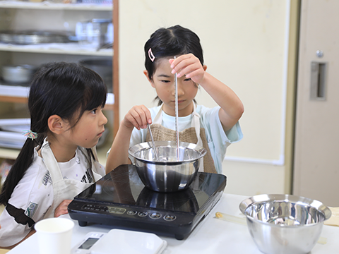 クリアソープを作成している子どもたち