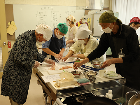 手分けしながら料理している参加者たち