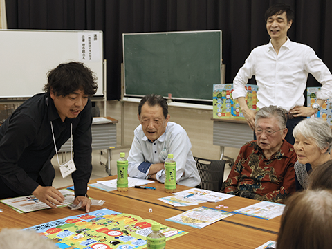 すごろくを楽しでいる参加者たち