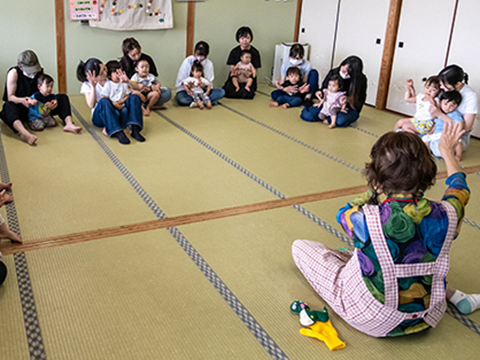 先生の動きをまねする子どもたち