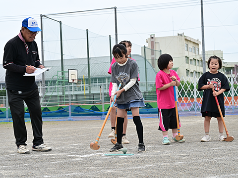 グラウンドゴルフを楽しむ子どもたち