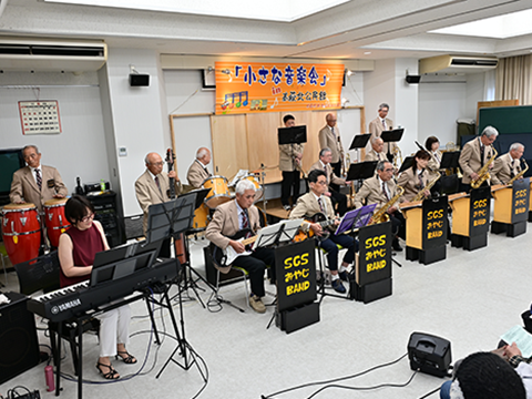 おやじバンドの演奏