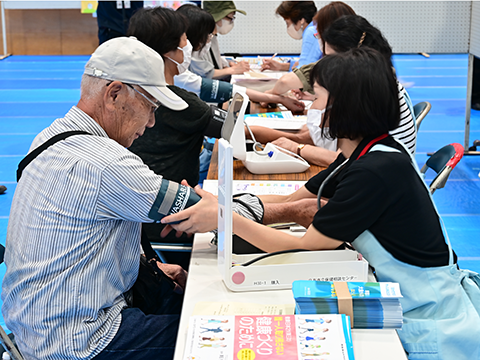 血圧を測定しているところ