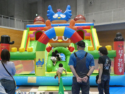 くりっかー、くりっぴーのふわふわスライダーで遊ぶ子どもたち