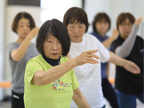 太極拳の型の練習をしているところ