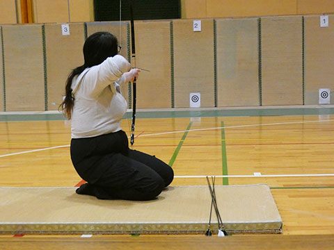 的を狙う参加者を背後から撮影したところ