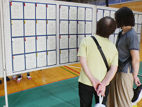 硬筆作品がボードに展示されている様子