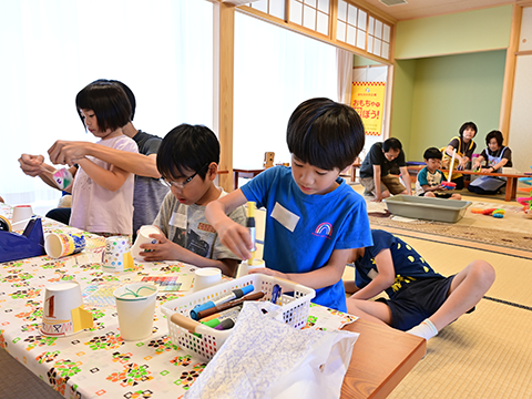 工作をする子どもたち