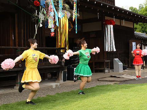 高麗郷古民家の前でチアダンスしている場面