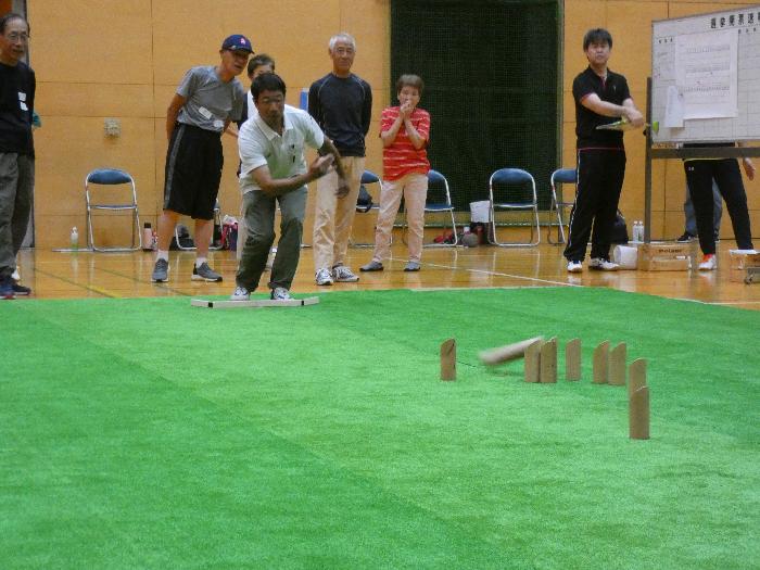 出場者がモルック棒を投げている場面