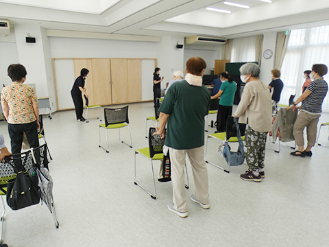 講師の動きをまねる参加者たち