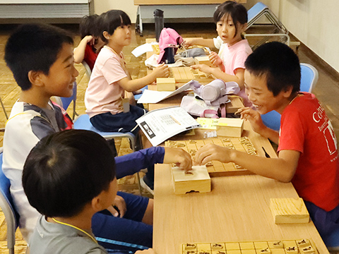 楽しそうに将棋で対局している子どもたち