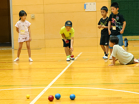 ペタンクのボールを投げている子ども