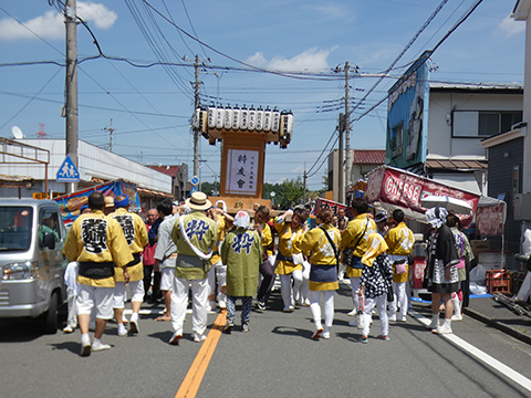 神こしを担いでいる参加者たち