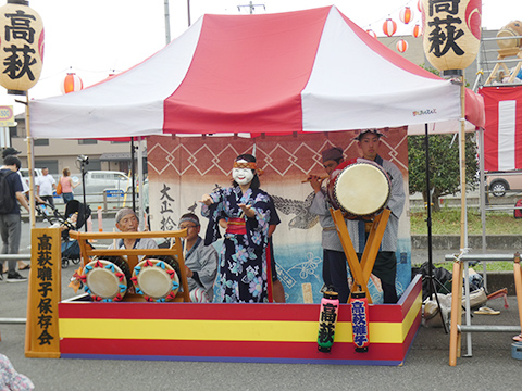 おはやしを踊る高萩囃子保存会の人たち