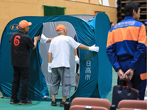 災害避難用テントを組み立てている参加者たち