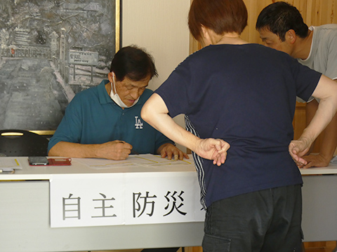 自主防災訓練の受け付けの様子