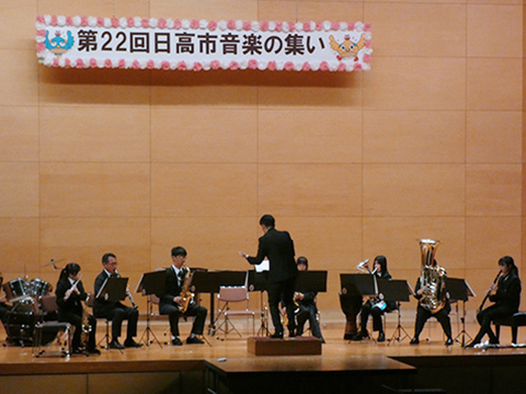 楽団が演奏している場面