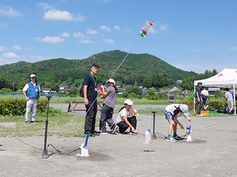ペットボトルロケットを飛ばしている参加者たち