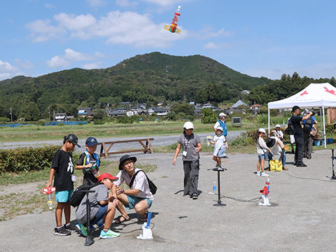 ペットボトルロケットを飛ばしている参加者たち
