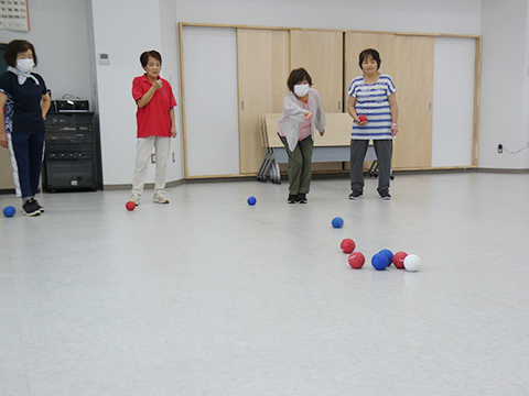 ボッチャのボールを投げる参加者