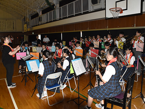 応援ソングを演奏する高麗川中学校吹奏楽部