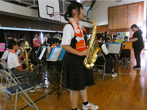 応援ソングを演奏する高麗川中学校吹奏楽部