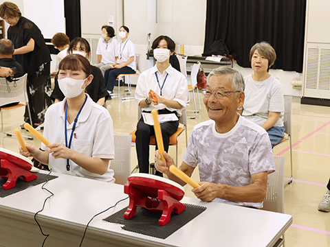 リズムゲームを体験している参加者