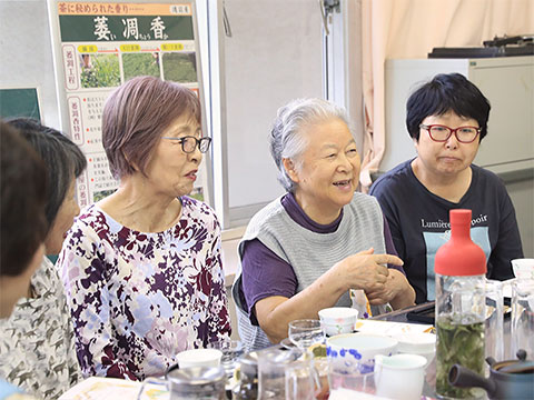 講師が入れたお茶を飲んで笑顔の参加者