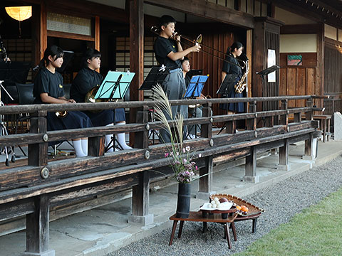 金管楽器を演奏する高麗小中学校吹奏楽部の部員