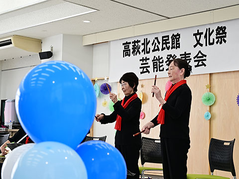 舞台発表する参加者