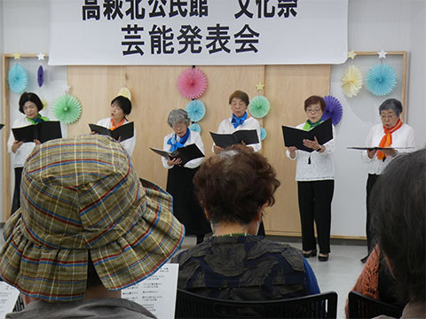 舞台発表する参加者