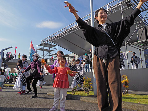 飛び入りで参加してよさこいを踊る女の子とお母さん