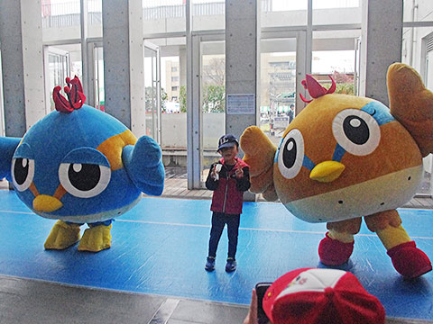 くりっかーくりっぴーと一緒にポーズを取る子ども