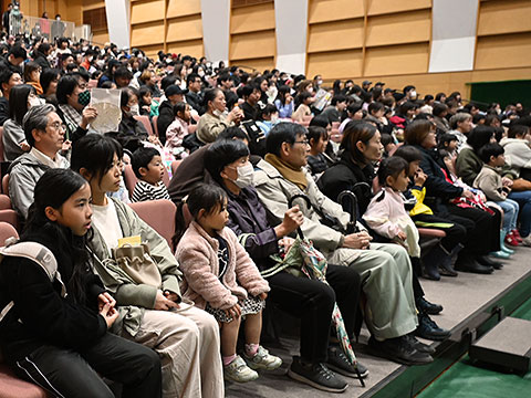 満員のサブアリーナで公演を待つ多くの親子