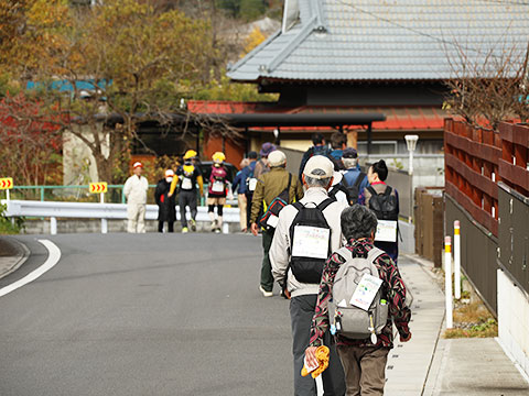 住宅街を歩くウオーカー