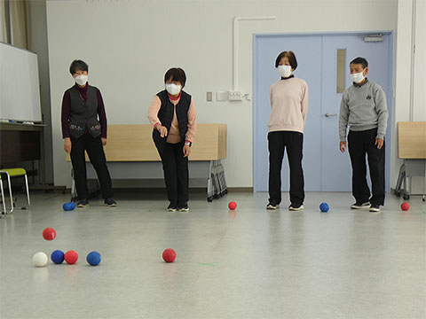 ボッチャのボールを投げた参加者