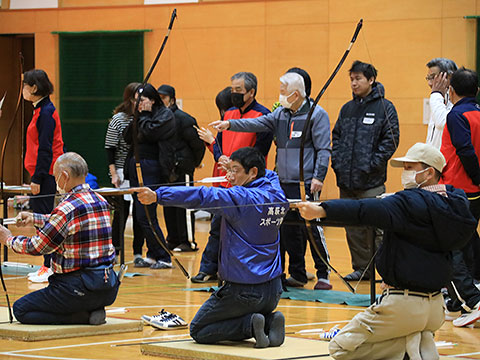的を狙っている参加者と多くの観戦者