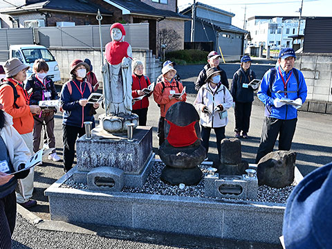 石造物の由来を聞く参加者