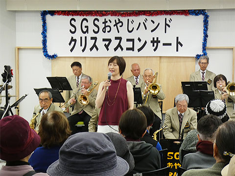 演奏を聞く人たち