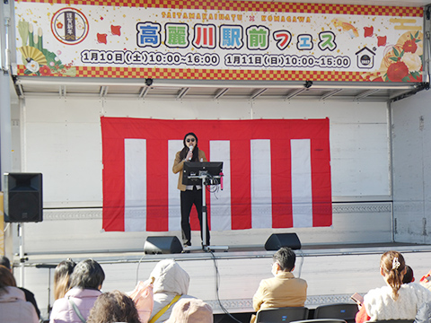 舞台で歌っている歌手