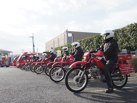 整列する日高市消防団のバイクおよび消防車